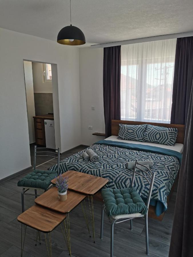 Gopo Guesthouse Elshani ภายนอก รูปภาพ